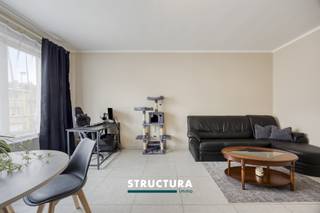 Dit volledig gerenoveerde appartement van ca. 75 m² bevindt zich op de tweede verdieping van een kleinschalig gebouw zonder lift, in het centrum van Strombeek-Bever. Dankzij de instapklare afwerking, het gunstige EPC-label B en de centrale ligging vormt het appartement een interessante opportuniteit. Het pand is momenteel verhuurd aan € 972 per maand en is daardoor eveneens interessant als investering.IndelingHet appartement beschikt over een inkomhal die toegang geeft tot de verschillende ruimtes. De gezellige woonkamer sluit aan op de keuken. Verder zijn er twee slaapkamers, een badkamer met douche en een veranda.Op de gelijkvloerse verdieping zijn bovendien twee privatieve kelders inbegrepen.Karakteristieken- Bewoonbare oppervlakte van ca. 75 m²- Kleinschalig gebouw zonder lift- Volledig gerenoveerd en instapklaar- EPC B – energiezuinig- Twee kelders inbegrepen- Lage gemeenschappelijke kosten- Momenteel verhuurd aan € 972/maand- Mogelijkheid tot aankoop van een garage, met parkeermogelijkheid ervoor, aan €30.000- Centrale ligging in Strombeek-Bever- Winkels en openbaar vervoer op wandelafstandEen instapklaar en energiezuinig appartement op een ideale locatie, interessant voor zowel eigen bewoning als investering. Interesse? Neem contact met ons op voor meer informatie of een bezoek ter plaatse via 02 460 80 46 of info@structura.be