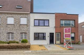 Voor verdere info of een vrijblijvende waardebepaling van uw eigendom: stephanie.mottie@homixx.be of 016 199 348.<br /><br />Wij stellen u graag dit unieke appartement voor, gelegen op een absolute toplocatie nabij het centrum van Koningshooikt. Dit gebouw werd in 2026 grondig en volledig gerenoveerd, waarbij alles nieuw is geplaatst met uitzondering van de buitenmuren. Hier geniet u van het comfort van een splinternieuwe woning in een kleinschalig gebouw met slechts één onderbuur, zonder gemeenschappelijke kosten!<br /><br />Het appartement beschikt over een slimme indeling met een woonoppervlakte van ca. 80 m². U treedt binnen in een lichtrijke leefruimte met een volledig geïnstalleerde open keuken. Verder omvat dit appartement twee mooie slaapkamers, een moderne badkamer, een apart toilet, een praktische berging en een functionele wasplaats. Dankzij de deugdelijke nieuwe isolatie en de aanwezige zonnepanelen is het pand bijzonder energiezuinig. <br /><br />Buiten geniet u in alle rust op het prachtig betegelde terras van ca. 10 m² met een prachtig zicht op het groen. Bovendien beschikt u over een buitenparkeerplaats recht voor de deur. Een instapklaar en zorgeloos pareltje! Neem vandaag nog contact met ons op om uw bezoek te plannen.<br /><br />Het appartement is onmiddellijk beschikbaar!<br /><br />Meer info via stephanie.mottie@homixx.be of 016 199 348.