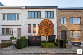 <p><span>Stijlvolle & instapklare woning op een gegeerde ligging nabij Park Den Brandt en talrijke invalswegen. Deze prachtige woning werd door de jaren heen prima onderhouden en werd constant gerenoveerd met hedendaagse materialen. Mooie inkomhal met doorloop naar een sfeervolle leefkamer met doorgang naar de zonnige tuin op het glvl. Hier vindt men tevens acces tot een gastentoilet, een diepe garage mat automatische poort alsook de doorgang tot een ruime kelderverdieping. Verd.1 is even subliem en werd prachtig ingericht met een 2de woon-en leefkamer op parket met acces naar een uniek zonovergoten terras. De luxueuze eetkeuken heeft recent nog een volledige facelift ondergaan en is afgewerkt met nieuwe toestellen. Verd2 : 4 slaapkamers waaronder de masterbedroom met open badkamer, wasplaats, apart toilet en 2 de douchekamer.</span></p><p><span> </span></p><p><span>Extra's:</span></p><p><span>Centrale verwarmingsinstallatie op gas, led verlichting op de meeste plaatsen, zonnewering achteraan, alarminstallatie. </span></p><p><span>Slechts 180€/maand energiekosten gas & elektriciteit.</span></p><p><span>Recent vernieuwde badkamers.</span></p><p><span>Aanwezigheid van een laadpaal & 14 zonnepanelen.</span></p><p><span> </span></p>