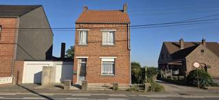 <u><strong>PLUSPUNTEN:</strong></u><br />+ TOP-ligging<br />+ Veel potentieel<br />+ Onderhoudsvriendelijke tuin<br /><br />Deze woning biedt een uitstekende kans voor wie een ruim pand zoekt dat volledig naar eigen smaak gerenoveerd kan worden. Gelegen in een residentiële buurt, met een vlotte verbinding naar zowel Hasselt als Sint-Truiden, combineert deze halfopen bebouwing het beste van twee werelden: de rust van landelijk wonen en de nabijheid van stadsvoorzieningen.<br /><br /><u><strong>INDELING:</strong></u><br />De woning, gebouwd in 1935, heeft een bruikbare oppervlakte van 139m² en bestaat uit drie verdiepingen. Hoewel het pand te renoveren is, biedt de solide basisstructuur veel potentieel om het om te vormen tot een prachtige gezinswoning.<br /><br />Bij binnenkomst tref je een praktische indeling met een ruime woonkamer met aansluitend een grote keuken. De badkamer bevindt zich eveneens op het gelijkvloers. De aanpalende garage zorgt voor extra comfort, wel zo handig voor extra opslagruimte en makkelijk parkeren. Zo staat je wagen altijd veilig en droog binnen. <br /><br />Op de eerste verdieping bevinden zich 2 degelijke slaapkamers. Nood aan meer ruimte? Via een vaste trap kom je op de 2de verdieping waar een grote zolder wacht om omgetoverd te worden tot master bedroom, gastenkamer, kantoor- of hobbyruimte. <br /><br />De woning beschikt daarnaast over een kelder van 20m², wat voldoende opslagmogelijkheden biedt en bijdraagt aan de functionele ruimte in de woning.<br /><br />De tuin biedt nodigt uit tot het creëren van een rustige buitenruimte, waar je kunt genieten van de groene omgeving. <br /><br />Scholen en dagelijkse voorzieningen zoals winkels, restaurants en ontspanningsmogelijkheden bevinden zich allemaal binnen een straal van 5 kilometer. In het nabijgelegen Domein Nieuwenhoven is één van de hotspots om te wandelen, fietsen en tot rust te komen. <br /><br />Kortom, deze woning biedt een ideale kans voor wie op zoek is naar een groot pand met veel potentieel in een residentiële, maar goed bereikbare omgeving. <br /><br /><u><strong>CONTACT:</strong></u><br />Zie jij ook al het potentieel van deze woning?<br />Contacteer mij voor meer info of een vrijblijvende bezichtiging via 011/49.75.90.<br /><br /><em>De vermelde oppervlaktes zijn slechts indicatief. Katrien Wouters - creating IMMOtions kan niet verantwoordelijk gesteld worden voor de juistheid van de aan haar verstrekte gegevens.  </em>