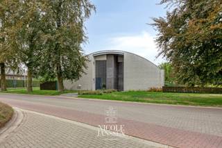 Deze moderne gezinswoning is erg bijzonder van architectuur en geniet van enorm veel lichtinval. Opvallend zijn ook de luchtige en ruime kamers die maken dat dit een ideaal huis is voor wie op zoek is naar ruimte en comfort. De grote inpandige garage en ingesloten tuin met zwembad maken het geheel compleet! Het gunstige epc, de zonnepanelen en nieuwe cv-installatie zijn enkele bijkomende troeven. <br /><br />=> Ligging<br />Dit huis ligt in een verzorgde residentiële omgeving vlakbij het levendige centrum van Bocholt. Sportcomplex “de Damburg” ligt op wandelafstand van de woning en zowel Bree als Oudsbergen liggen vlot bereikbaar. Ook winkels, dokterspraktijk en openbaar vervoer zijn binnen handbereik. <br /><br />=> Gelijkvloers<br />- Royale inkomhal met ruimte voor vestiaire<br />- Enorm veel lichtinval en grote glazen deur naar de leefruimte<br />- Grote woonkamer met granieten vloer<br />- Gezellige zithoek in de woonkamer met zicht op de tuin<br />- Luchtige leefruimte met open keuken<br />- Bureelhoek/speelkamer aansluitend op de woonkamer en af te sluiten met een glazen schuifdeur<br />- Grote keuken in hoogglanslak met praktisch werkeiland, veel kastruimte en voorzien van alle comfort<br />- Directe toegang naar het terras via het schuifraam<br />- Praktische wasplaats met aanrecht met uitgietbak<br />- Zij-ingang/berging met vaste kasten en toegang naar de garage en wasplaats<br />- Dubbele inpandige garage, bereikbaar via een automatische sectionaalpoort<br /><br />=> Verdieping<br />- Grote overloop met toegang tot de verschillende kamers<br />- Ouderlijke slaapkamer met dressing<br />- Volledig betegelde badkamer met groot hoekbad, douche en dubbele wastafel in groot badkamermeubel<br />- Twee kinderslaapkamers<br />- Vierde slaapkamer/bureel<br />- Tweede badkamer met toilet, douche en wastafel in badkamermeubel<br /><br />=> Tuin<br />- Verzorgde tuin met verwarmd zwembad<br />- Beklinkerd en deels overdekt terras op het zuidwesten<br />- Het verwarmd zwembad ligt ingesloten waardoor men in alle privacy kan genieten<br />- Grote praktische tuinberging<br /><br />=> Indeling<br />-- Gelijkvloers: inkomhal, gastentoilet, berging, woonkamer, bureelhoek/speelkamer, leefkeuken, wasplaats, zij-ingang/berging en inpandige dubbele garage;<br />-- Verdieping: overloop, ouderlijke slaapkamer met dressing, grote badkamer, twee kinderslaapkamers, vierde slaapkamer/bureel, tweede badkamer en apart toilet;<br />-- Grote vrijstaande tuinberging.