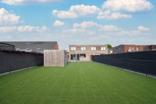 Deze recente woning te huur in Ieper combineert modern comfort met een praktische indeling en een aangename leefomgeving.Bij het binnenkomen wordt u...