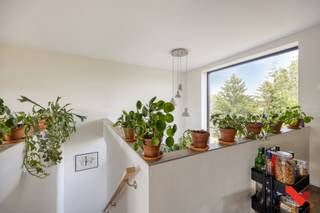 Een modern duplexappartement uit 2016, met drie volwaardige slaapkamers en een gezellige leefruimte die naadloos uitkomt op een zonnig terras...