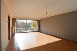 RUIM APPARTEMENT MET PARKZICHT, GARAGE EN TERRAS OP TOPLIGGING IN MERKSEMGelegen op de derde verdieping van een verzorgd appartementsgebouw met lift,...