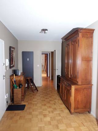 <h4>Omschrijving</h4>
<div>
<pre><span></span></pre>
<div>
<div>
<div>
<div>
<div>
<div>
<div>
<div>
<pre><span>In het hart van een zeer gewilde buurt met uitstekende verbindingen voor openbaar vervoer, bevindt zich dit aangename appartement van 125 m² op het gelijkvloers,
gelegen aan een rustige, met bomen omzoomde laan, op slechts een paar minuten lopen van de universiteit,
de abdij van La Cambre, de vijvers van Ixelles en Place Flagey met zijn winkels, markt en culturele voorzieningen.
Het appartement bestaat uit een entreehal die toegang geeft tot een ruime open woonruimte (halfopen keuken, eetkamer en zitkamer) aan de voorzijde van het gebouw,
een garderobe en een hal die leidt naar een badkamer met toilet, een doucheruimte, een apart toilet en drie slaapkamers.
Twee van deze slaapkamers hebben directe toegang tot een terras van 14 m², een kleine privétuin en de grote gemeenschappelijke groene ruimte aan de achterzijde.
De woning omvat verder nog een kelder, inbouwkasten, een versterkte deur, automatische rolluiken en een overdekte parkeerplaats die bij de verkoopprijs zijn inbegrepen.
Er worden momenteel renovatie- en isolatiewerkzaamheden aan de achtergevel uitgevoerd, die naar verwachting begin oktober zullen worden afgerond.</span></pre>
</div>
</div>
</div>
</div>
</div>
</div>
</div>
</div>
<p><span>EPC: F 293 kwh/m²</span><br /><span>Prijs 532.000 Euro</span></p>
<p></p>
</div>