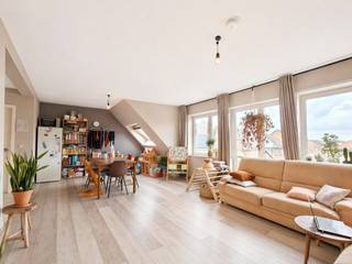 Dit aangename appartement, gelegen op de tweede verdieping in Sint-Niklaas, biedt een comfortabele woonomgeving met een praktische indeling en voldoende ruimte.<br /><br />Bij het betreden van het appartement kom je in de inkomhal, die toegang geeft tot de lichtrijke living. Aansluitend bevindt zich de open keuken, die functioneel is ingericht en voorzien is van de nodige toestellen. Naast de keuken is er een aanpalende berging, ideaal voor extra opslag of het plaatsen van huishoudtoestellen.<br /><br />Verder beschikt het appartement over een afzonderlijk toilet en een ingerichte badkamer met ligbad en wastafel. Er zijn twee slaapkamers aanwezig.<br /><br />Een extra troef is de aanwezigheid van een zolder, die extra bergruimte biedt. Daarnaast is er ook een garage inbegrepen, wat zorgt voor veilige parkeergelegenheid en bijkomend gemak.<br /><br />De huurprijs bedraagt €775 per maand, met €20 vaste kosten per maand. Het appartement is beschikbaar vanaf juli 2026.<br /><br />Ben je op zoek naar een ruim en praktisch appartement in Sint-Niklaas? Neem dan gerust contact met ons op voor meer informatie of om een bezichtiging in te plannen.