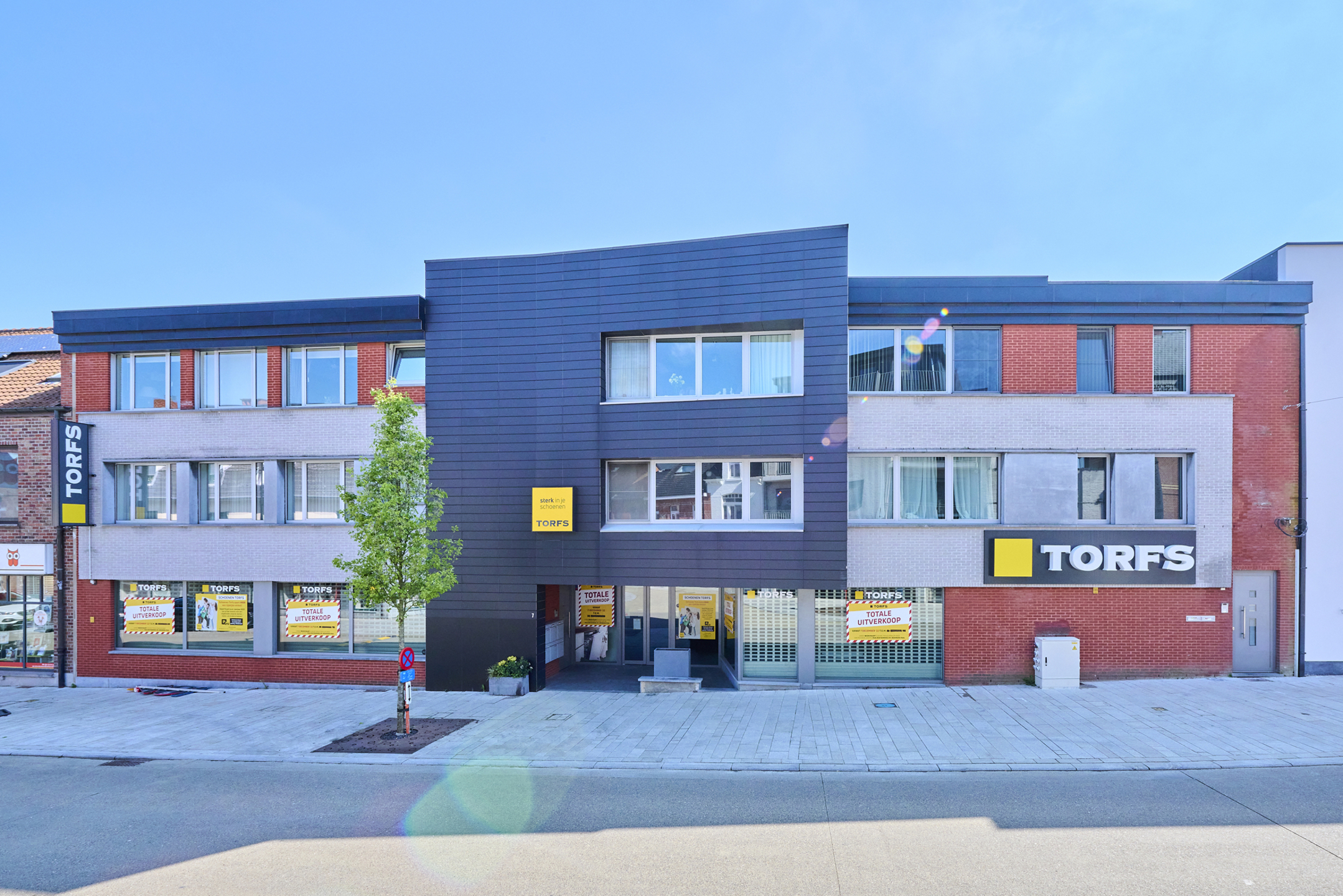 Handelsgelijkvloers met 6 bovenliggende appartementen - foto 2