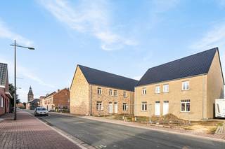 !! Deze woning zal nog volledig worden afgewerkt!! <br /><br />Ontdek deze 6 identieke nieuwbouwwoning gelegen op de Grotestraat in Boorsem (Maasmechelen), ter hoogte van nummer 311. Iedere woning is volledig afgewerkt naar de huidige normen, beschikt over drie ruime tot comfortabele slaapkamers, biedt de mogelijkheid tot het creëren van een vierde slaapkamer, is voorzien van een gezellig tuintje én voorziet voldoende parkeergelegenheid voor alle bewoners. Dit maakt deze nieuwbouwwoningen dé ideale gezinswoning! <br /><br /><strong><u>OMGEVING: </u></strong><br />Alle dagdagelijkse voorzieningen, waaronder de supermarkt, diverse winkelcentra, scholen, de oprit van de autostrade, etc. bevinden zich binnen een straal van 10 kilometer. Dankzij de vele verbindingswegen geraakt u vlot in het centrum van Maasmechelen, Lanaken of in Nederland! Bovendien geniet u ook dagelijks van de prachtige natuur die Boorsem te bieden heeft, dankzij de groene omgeving en de nabijgelegen waterplas dewelke gebruikt wordt door de zeil- en surfclub van Maasmechelen. <br /><br /><strong><u>INDELING:</u></strong><br />Momenteel zijn de woningen nog in afwerking. Voor de keuken, badkamer en vloeren is er een budget vrijgehouden, dewelke voorzien is in de prijs. <br /><br />Deze woning behoort toe aan blok A, dewelke opgedeeld is in twee halfopen woningen en twee gesloten woningen.<br />Bij het betreden van de woning komt u terecht in de inkomhal, dewelke rechtstreeks toegang biedt tot het gastentoilet. Aan de linkerzijde van de inkomhal, bevindt zich de gezellige en lichtrijke leefruimte. <br />Hier heeft u voldoende plaats om te ontspannen met vrienden en familie. Dankzij de open keuken aan de achterzijde van de leefruimte, staat u constant in contact met de rest van het gezelschap. <br />Een extra troef van deze leefruimte is het zicht op de tuin. Ook deze zal nog verder aangelegd worden in de komende periode. De berging op het gelijkvloers is voorzien van een technisch gedeelte en uitgerust met aansluitingen voor het wasmachine en droogkast. Ook zal er een uitgietbak en kraan voorzien worden. <br /><br />De vaste trap in de inkomhal biedt u toegang tot de eerste verdieping van de woning. Deze is opgedeeld in de eerste twee ruime tot comfortabele slaapkamers en een badkamer. De badkamer zal voorzien worden van een toilet, inloopdouche en lavabo. <br /><br />Op de tweede verdieping van de woning, is er een derde slaapkamer voorzien. Deze zou mogelijks opgesplitst kunnen worden in twee ruimtes, waardoor er een vierde slaapkamer of bureauruimte gecreëerd kan worden. <br /><br />Iedere woning zal een parkeerplaars ter beschikking hebben. Mocht u hier graag een elektrische laadpaal willen installeren, is dit mogelijk dankzij de reeds voorziene stroomkabel.<br />De tuinen, alsook de rest van het perceel zullen nog aangelegd worden en hier zal ook draad worden voorzien.<br /><br /><u><strong>TROEVEN: </strong></u><br />- Kwaliteitsvolle en energiezuinige woningen, volledig naar de huidige normen;<br />- Rustige omgeving;<br />- 3 ruime tot comfortabele slaapkamers; <br />- Voldoende parkeergelegenheid;<br />- Zonnepanelen worden nog geplaatst!<br /><br />Wenst u meer informatie of wil u graag een bezichtiging? Contacteer ons dan via het nummer 089 23 44 22 of mail naar info@immoverslegers.be!  Wij helpen u graag verder! 