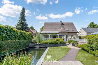 Voor uitgebreide info, surf naar www.SWEVERS.be! – “Exclusief”. Kort maar bondig en zonder twijfel het woord dat deze luxueuze villa nabij het centrum van Beringen het best omschrijft. Zowel binnen als buiten geniet je hier van pure luxe, hoogwaardige afwerking en een uitzonderlijk leefcomfort. Voor dit prachtige pareltje nemen we je met grote fierheid mee naar de Lummenseweg 83 te Beringen. Wanneer we voor het zuidoostelijk georiënteerde perceel staan, wordt het al snel duidelijk. Op ieder hoekje van deze prachtige 15a 35ca werd er all-in gegaan voor een piekfijne, luxueuze en klassevolle afwerking. Deze riante villa heeft een buitengewone bewoonbare oppervlakte van maar liefst 301m² groot. Gelijkvloers krijg je een grote en lichtrijke leefruimte, een open keuken met aansluitend een berging, een veranda en alvast 1 slaapkamer die ideaal is om als bureau in te richten. Boven zijn er vervolgens nog 3 slaapkamers en een prachtige badkamer. Deze laatste is met zijn whirlpool bad, douche en sauna een luxueus wellnessoord. Over wellness gesproken, heb je buiten in de groene tuin de oogverblindend mooie zwemvijver en jacuzzi al gespot? Tot slot is er een gigantische kelder met sectionaalpoort en een carport met laadpalen. Grenzend aan een eindeloos agrarisch gebied en met het kanaal op een steenworp afstand word jij hier omringd door de meest wondermooie natuur. Interesse? tel. 011 255 155. Bron bewoonbare oppervlakte: EPC – verslag.