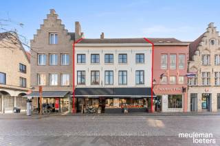 Dit uiterst commercieel gelegen handelspand met een gevelbreedte van 11,5 meter en een vloeroppervlakte van ca. 120 m² bevindt zich vlakbij het Zand te Brugge met tal van winkels, kantoren, parkeergelegenheid en openbaar vervoer in de onmiddellijke buurt.<br />Het handelspand is voorzien van een instapklare, kwalitatief afgewerkte en lichtrijke woongelegenheid met ruim terras, een grote living, een ingerichte keuken, drie slaapkamers, een badkamer en een via vaste trap toegankelijke, inrichtbare zolder.<br />Het pand, bestaande uit drie bouwlagen en een dakverdieping, is op heden verhuurd en biedt een mooi huurrendement.<br />Tijdens de vrij recent uitgevoerde renovatie (waarbij keuken, badkamer, elektriciteit en cv-installatie werden vernieuwd) werd uitvoerig rekening gehouden met het behoud van authentieke elementen (houten plankenvloeren, balken, origineel metselwerk,....).<br />Interesse in een bezoek?<br />Aarzel niet ons te contacteren.  050 82 37 71 of verkoop@meuleman-loeters.be <br />