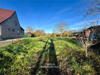We vinden deze bouwgrond op een toplocatie, waar u snel in de omringende dorpen en Mechelen bent. <br /><br />Op dit perceel is het wenselijk een open bebouwing te realiseren, dit onder voorbehoud van verder ruimtelijk ontwerp.<br /><br />Indien er een concreet ontwerp ter beschikking is, mag dit steeds aan de gemeente Duffel bezorgd worden ter voorbespreking.<br /><br />Stedenbouwkundige inlichtingen in aanvraag<br />Waterinfo : P-Score = A<br /><br />Dit is niet wat je zoekt ? Al gehoord van AANKOOPBEGELEIDING ? Wij zoeken, bezoeken en onderhandelen mee met jou voor eigendommen die worden aangeboden door particulieren, andere makelaars of eigendommen die zelfs (nog) niet te koop staan?<br />Vraag meer informatie over aankoopbegeleiding via welkom@dehuisleverancier.be of 0489/069.000<br /><br />de Huisleverancier : Persoonlijk, voor iedereen Service, Kwaliteit en Vertrouwen !<br />