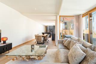 Dit prachtig afgewerkt en riant (214m²) penthouse werd in 2023 volledig gerenoveerd met hoogwaardige materialen. <br />Het is gelegen op de 3e en 4e verdieping van een klein, karaktervol gebouw met lift.<br /><br />Ligging<br />Toplocatie in het hart van het bruisende Zuid, tussen de Marnixplaats en het begin van de Nationalestraat. De perfecte uitvalsbasis voor elke levensgenieter, met alle hotspots op wandelafstand te bereiken.<br /><br />Indeling<br />We bereiken met de lift de 3e verdieping, daar is een hal met veiligheidsdeur en plaats voor een vestiaire. De inkomhal van het appartement is ruim en straalt meteen klasse uit, een knappe stalen deur sluit de leefruimte af van de hal. Aan deze achterzijde vinden we een gastentoilet met lavabo, en een praktische wasberging met ingemaakte kasten. Daarnaast vinden we de knappe leefkeuken met groot eiland, deze ruimte is een oase van licht door de grote koepel. Deze moderne keuken is voorzien van Miele toestellen (vaatwasser, combi stoomoven, inductiekookplaat met ingebouwde dampkap, koelkast, diepvries), een leuk koffiehoekje en veel opbergruimte. De leefruimte met zijn vele raampartijen is een zalige en rustige plek om te vertoeven, de prachtige eiken parketvloer maakt de ruimte zeer gezellig.<br />Aansluitend vinden we hier een aangename en ruime buitenruimte. Aan de voorzijde van het appartement vinden we twee ruime slaapkamers, en een luxueuze badkamer met glazen wanden voorzien van een vrijstaand bad, inloopdouche, lavabomeubel en ingemaakte kast.<br /> <br />De trap in de inkomhal brengt ons naar de 4e verdieping: een gezellige studio ruimte van 65m² voorzien van een zit- en slaapruimte, vele ingemaakte kasten en een badkamer voorzien van een grote inloopdouche, lavabomeubel en toilet. Hier vinden we ook een 2e leuke buitenruimte. <br /><br />Bijzonderheden<br />- 100 % instapklaar, alles in nieuwstaat en voorzien van vele maatkasten<br />- Prachtige eiken parketvloer doorheen het hele appartement<br />- Airco<br />- Kelderberging<br />- Mogelijkheid om in de nabijheid (Kronenburgstraat- een ondergrondse autostaanplaats bij aan te kopen aan 45.000 euro.<br /><br />Verplichte vermeldingen:<br />EPC score 172 kWh/m², B label, energie-zuinig<br />Asbestvrij<br />Blanco elektrische keuring<br />P score C, G score C<br />Stedenbouw in aanvraag