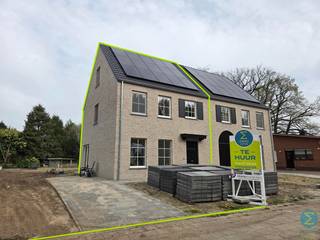 <p><span><strong><br />Nieuwbouwwoning met 4 slaapkamers en ruime tuin.</strong></span><br /><br />Ontdek deze prachtige energiezuinige nieuwbouwwoning, gelegen op een ruim perceel van 715 m², op een rustige ligging nabij het centrum van Retie.</p>
<p>We betreden de woning via de inkomhal, die toegang biedt tot de lichtrijke leefruimte, een apart gastentoilet en de trap naar de eerste verdieping. De leefruimte geniet dankzij de grote raampartijen van voldoende natuurlijk licht en sluit naadloos aan op de open keuken met eiland. Deze keuken is volledig uitgerust en biedt voldoende opbergruimte, met een mooi zicht op de ruime, oostgerichte tuin en het aangelegde terras.</p>
<p>Aansluitend aan de keuken bevinden zich zowel de berging met technische installaties als een aparte wasruimte voorzien voor wasmachine en droogkast.</p>
<p>Op de eerste verdieping komen we via de nachthal bij drie volwaardige slaapkamers en een ruime badkamer, uitgerust met een douche, ligbad, toilet en een badkamermeubel met dubbele wastafel.</p>
<p>Via een vaste trap bereiken we de zolderverdieping, waar zich een ruime master bedroom bevindt, evenals een grote polyvalente ruimte die perfect kan dienen als speelkamer, fitnessruimte of hobbyruimte.</p>
<p>De tuin zal nog volledig worden aangelegd en achteraan wordt een buitenberging met aansluitend een overdekt terras voorzien, ideaal om in alle seizoenen van het buitenleven te genieten.</p>
<p>Bovendien wordt de woning nog professioneel geschilderd, zodat u zonder zorgen meteen kunt verhuizen.</p>
<p>Deze woning combineert modern wooncomfort met energiezuinigheid, mede dankzij de aanwezigheid van 15 zonnepanelen.</p>