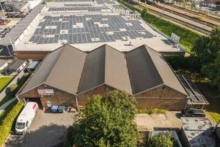 <p><span>Loods/ industrieel gebouw in centrum Oudenaarde, Bevere.</span></p><p><span> </span></p><p><span>INDELING</span></p><p><span> </span></p><p><span>Deze ruime loods/ werkplaats van 720m² is gelegen te Gentstraat 33 Oudenaarde.</span></p><p><span>De loods beschikt over een volledig vernieuwd dak.</span></p><p><span>Dit magazijn werd tot heden als schrijnwerkerij gebruikt.</span></p><p><span> </span></p><p><span>TECHNISCH</span></p><p><span> </span></p><p><span>Het magazijn beschikt over zonnepanelen, deze liggen op de naastliggende opslagruimte.</span></p><p><span> </span></p><p><span>PRAKTISCH</span></p><p><span> </span></p><p><span>Voor meer info en/of het maken van een afspraak bel Eefje van Immo D'hondt 0498 88 88 89</span></p>