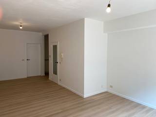 Volledig gerenoveerd en geschilderd gelijkvloers appartement. Open keuken, grote woonkamer, inkomhal + technische ruimte, badkamer met douche...