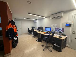 Multifunctioneel gebouw in het centrum van Lendelede<br /><br />Ontdek dit veelzijdige pand in het centrum van Lendelede, ideaal voor ondernemers, vrije beroepen of bedrijven die op zoek zijn naar een flexibele werkruimte met een uitstekende bereikbaarheid en visibiliteit.<br /><br />Op het gelijkvloers bevinden zich meerdere kantoor- en werkruimtes die volledig naar eigen wens kunnen worden ingericht. De ruime inkomhal leent zich perfect als ontvangstruimte of wachtzaal. Daarnaast beschikt het pand over een inpandige garage, ideaal als parkeerplaats, extra bergruimte of stockageruimte.<br /><br />Op de verdieping vindt u een ruime vergaderzaal, een apart toilet en een doucheruimte, wat het pand extra praktisch maakt voor professioneel gebruik.<br /><br />Vooraan het gebouw zijn meerdere parkeerplaatsen voorzien. Dankzij de ligging langs een goed zichtbare straat geniet het pand bovendien van een uitstekende commerciële visibiliteit.<br /><br />De doordachte indeling en de veelzijdige invulling maken dit gebouw geschikt voor uiteenlopende activiteiten, zoals kantoren, praktijkruimtes, vrije beroepen of andere professionele doeleinden.<br /><br />Dankzij de degelijke constructie, de flexibele indeling en de strategische ligging vormt dit pand een interessante investering voor wie op zoek is naar een gebouw met tal van mogelijkheden en een sterk toekomstpotentieel.<br /><br />Interesse? Contacteer ons voor meer informatie of een bezoek via 0471 45 29 95 of axel@immofrancois.be.