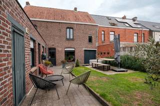 Nabij de dorpskern van Ursel vinden we deze unieke woning terug. Benieuwd wat er achter deze karaktervolle, brede gevel schuilgaat?<br />In de nabije omgeving vinden we alles terug zoals school, winkels, openbaar vervoer en bovendien geniet je van een vlotte verbinding richting de autostrade. <br /><br />De woning is ingedeeld als volgt: <br />Gelijkvloers: ruime inkomhal - 1e gelijkvloerse kamer (deze kan dienst doen als bureauruimte, praktijkruimte of als slaapkamer, ...) - leefruimte met zithoek en eetplaats - keuken voorzien van alle toestellen en 2e eetplaats - toegang tot de kelder die extra bergruimte biedt - berging/wasplaats - badkamer (voorzien van dubbele lavabo, toilet en douchebad) <br /><br />1e verdieping: 3 ruime slaapkamers - afzonderlijk toilet - zeer ruime overloop met meerdere mogelijkheden zoals bureauruimte/dressing/... <br /><br />2e verdieping: zolderverdiep die ingericht kan worden als ruime master bedroom of opgedeeld kan worden tot meerdere kamers <br /><br />Buitenaanleg: terras - 2 buitenbergingen - aangelegde, omheinde tuin waar het steeds genieten is in het zonnetje<br />Verder is er nog een garage met zolderruimte die zorgt voor extra bergruimte <br /><br />Benieuwd om deze woning vol troeven te ontdekken?<br />Contacteer Bonne Vastgoed 7 op 7 via 050/73.73.73 of info@bonnevastgoed.be voor meer info of bezoek ter plaatse.