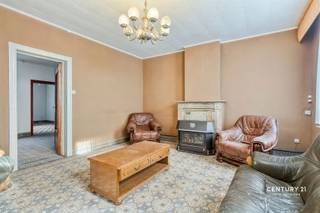 www.hermesvanwynghenestraat12.beBIENVENUE À RONSEMaison de caractère offrant un potentiel de rénovation, située en centre-villeVous recherchez une maison que vous pourrez rénover entièrement selon vos goûts et vos envies ? Alors cette maison située au cœur de Ronse mérite certainement votre attention. Avec une surface habitable d’environ 156 m² sur un terrain de 233 m², cette maison offre une base spacieuse et polyvalente pour un projet de rénovation. Derrière la façade se cache un grand potentiel pour faire de cette maison un foyer agréable et de caractère.AGENCEMENT SPACIEUX ET POLYVALENTLa maison dispose actuellement de deux chambres. Le grenier spacieux offre en outre la possibilité d’aménager une troisième chambre, un bureau, un espace de loisirs ou un espace de vie supplémentaire. Au rez-de-chaussée se trouvent notamment une salle de bains pratique avec douche, un salon spacieux et une cuisine attenante. Le salon se distingue par une cheminée de caractère qui, avec une rénovation adaptée, pourra redevenir un véritable élément phare. De plus, la maison dispose de plusieurs accès et d’espaces ouverts, ce qui offre de nombreuses possibilités pour redessiner l’agencement. Au rez-de-chaussée se trouvent également un débarras et un local technique. L'escalier mène à l'étage supérieur, où, outre les chambres, un espace de rangement supplémentaire est disponible. La parcelle est entièrement entourée de murs, ce qui vous permet de profiter d’un espace extérieur abrité et privé. Le jardin est actuellement à l’abandon, mais c’est justement ce qui lui confère un immense potentiel. Avec un peu d’attention et de créativité, vous pourrez y aménager un agréable jardin urbain spacieux où vous pourrez vous détendre en toute tranquillité.SITUATION CENTRALE À RONSELa maison est située dans une rue calme de Ronse, à proximité de diverses commodités et des transports en commun. La gare et les arrêts de bus se trouvent également à proximité, ce qui fait de cette maison un compromis intéressant entre un cadre de vie calme et une bonne accessibilité.UNE MAISON À POTENTIELCette maison nécessite des travaux de rénovation, mais offre en même temps une base solide et de nombreuses possibilités.En regardant au-delà de son état actuel, on découvre un bien spacieux, de caractère et plein de potentiel. Idéal pour ceux qui recherchent une maison pouvant être entièrement rénovée selon leurs propres goûts. Venez découvrir par vous-même toutes les possibilités lors de notre Discovery Day.