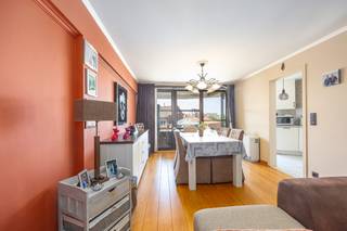 Dit ruime appartement biedt een <strong>aangename leefomgeving</strong> met veel comfort en een praktische indeling. De <strong>lichtrijke leefruimte </strong>vormt het hart van de woning en sluit aan op <strong>een functionele keuken.</strong><br /><br />Het appartement beschikt over <strong>drie volwaardige slaapkamers</strong>, een <strong>badkamer met douche</strong> en een <strong>afzonderlijk toilet.</strong> Aan de voorzijde bevindt zich een <strong>zonnig terras</strong>, ideaal om buiten te genieten.<br /><br />Extra troef is de ruime<strong> garagebox met elektrische poort achteraan het gebouw voor €35.000</strong>. Bovendien is er een <strong>lift aanwezig,</strong> wat zorgt voor een vlotte bereikbaarheid van het appartement.<br />Een comfortabele en ruime woonst, ideaal voor wie op zoek is naar drie slaapkamers, buitenruimte en een eigen garage.<br /><br />Meer info? U mag mij steeds bellen.