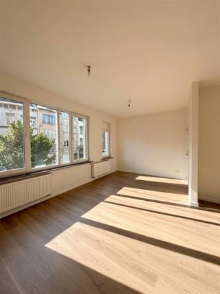 <p><span>Ground-floor, renovated studio in a central location in Antwerp North, close to downtown, public transportation, and various shops and amenities.</span><span> </span></p><p><span><br />Layout</span></p><p><span>Shared entry hall with a separate entrance door to the ground-floor studio. <br />We enter into the kitchen/dining area.</span></p><p><span>The open kitchen offers every convenience and is equipped with a stovetop, refrigerator, sink, range hood, oven, and ample cabinet space. </span></p><p><span>There is also a bathroom with a shower, toilet, and vanity sink. </span></p><p><span> </span></p><p><span>Details</span></p><p><span>- available immediately </span></p><p><span>- plenty of natural light</span></p><p><span>- great location</span></p><p><span>- no common area fees</span></p><p><span>- Water, gas, and electricity metered separately</span></p><p><span> </span></p><p><span>Does this studio in Antwerp sound like the right fit for you? Are you looking for other properties for sale or rent in Antwerp, or would you like to know the value of your property? </span></p><p><span>Then you’ve come to the right place at BOLT IMMO! We’d be happy to help you. Call 03 568 68 06 or email <span>info@bolt.immo</span></span></p><p><span> </span></p><p><span> </span></p>