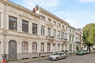 MATCHED: kevin@wellimmo.net voor meer info! <br />Bekijk alvast de videotour, grondplannen, EPC, asbestattest op de wellimmo-site ("documenten")<br /><br />Gelegen in het hart van de geliefde Zurenborgwijk te Antwerpen vind je deze statige herenwoning uit 1893. Een bewoonbare oppervlakte van ca. 240 m² (excl. kelder) en een indrukwekkende en gunstig georiënteerde stadstuin maken dit een zeldzame vondst in deze buurt.<br /><br />Binnenin: hoge plafonds, sierlijsten, originele houten vloeren en een traphal op prachtige marmermozaïek. De gevel straalt klasse uit en de volumes bieden tal van indelingsmogelijkheden. Vandaag is de woning te renoveren, maar de structuur laat ruimte voor het creëren van 5 à 6 slaapkamers, 2 badkamers en meerdere toiletten, geheel naar wens.<br /><br />Troeven<br />• Gelegen in de zeer gegeerde Schorpioenstraat in Zurenborg<br />• Authentieke herenwoning met imposante façade<br />• Tal van originele elementen<br />• Uitzonderlijke en gunstig geörienteerde stadstuin<br />• Flexibele indeling mogelijk<br />• Grote renovatie vereist, maar met enorm potentieel<br /><br />Een unieke kans voor wie op zoek is naar een karaktervolle woning met renovatiepotentieel op een absolute toplocatie in Antwerpen.<br />Bel 03/225 00 68 of info@wellimmo.net voor meer info<br /> 