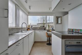 Welkom in deze charmante alleenstaande woning, gelegen op een ruim perceel van 950m² in een rustige omgeving in Roeselare.<br /><br /><strong>Ligging: </strong>Deze woning bevindt zich net buiten het stadscentrum van Roeselare, waardoor u geniet van een rustige omgeving met toch alle voorzieningen binnen handbereik. Winkels, scholen en andere faciliteiten zijn vlot bereikbaar. Daarnaast ligt de woning dicht bij de oprit van de E403, waardoor u een snelle verbinding hebt naar andere steden.<br /><br /><strong>Indeling van de woning:</strong><br />De woning bestaat op het gelijkvloers uit een inkomhal dat toegang biedt tot een ruime leefruimte met open ingerichte keuken die alle comfort biedt. Aansluitend bevindt zich een handige wasplaats met douche en heel wat opbergruimte. Vanuit de keuken heeft u toegang tot een overdekt terras en de ruime tuin. <br />Op het eerste verdiep bevinden zich drie slaapkamers, waarvan één momenteel als dressing is ingericht, en een ruime badkamer die praktisch en comfortabel is. <br /><br /><strong>Extra troeven:</strong>
<ul>
	<li>Gunstige en rustige ligging.</li>
	<li>Ruime garage die ik heel wat extra opslagruimte te bieden heeft. </li>
	<li>Grote tuin met veel potentieel.</li>
	<li>Conforme elektriciteit.</li>
	<li>Dubbele beglazing in de volledige woning.</li>
</ul>
Deze woning combineert ruimte, comfort en een uitstekende ligging. Ideaal voor wie op zoek is naar een gezellige thuis met veel mogelijkheden!<br /><br /><strong>Interesse in deze woning? </strong>Contacteer ons voor een bezoek en ontdek zelf de charme en het comfort T. 051|201.400.