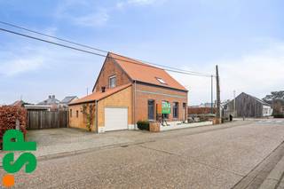 <p>Een charmante woning in het centrum van Vorselaar met behoud van authentieke elementen.<br /><br />Indeling: inkomhal met behoud van authenticiteit, grote leef-/ eetruimte met aansluitend de vernieuwde keuken en toegang tot de kelder, een bureauruimte dat perfect kan dienen als bijkomende slaapkamer/ speelkamer of hobbyruimte en een ruime badkamer van alle comfort (bad, douche, toilet).<br />Op de eerste verdieping treffen we nog drie ruime slaapkamers, een berging en een toilet.<br />Ten slotte beschikt de woning nog over een zolder, een inpandige garage en een sierlijke tuin met achteraan een bijkomende poort/ autostaanplaats.<br /><br />Extra troeven:<br />- Hoofddak en dak van de garage is volledig geïsoleerd en vernieuwd<br />- Warmtepompboiler<br />- Rolluiken aan de voorzijde<br />- Elektriciteit conform<br />- Asbestveilig<br /><br />Wenst u meer info of een bezoek aan deze charmante woonst? Contacteer IMMO SP op het nummer 014/51.95.00 of via caro@immosp.be</p>