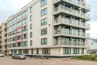 Découvrez cet appartement duplex unique à vendre, situé aux 2ème et 3ème étages de la résidence Chateau Beaulieu dans la Raversijdestraat à Ostende. Cette propriété est idéalement située à quelques pas de la mer, de la plage et des transports en commun. Grâce à son agencement intelligent, cet appartement offre une quantité surprenante d'espace et de flexibilité. Les deux couchages meublés supplémentaires dans le hall offrent également des options supplémentaires.<br /><br />Disposition :<br />* Étage supérieur (3e étage)<br />- espace de vie lumineux<br />- cuisine ouverte équipée d'une cuisinière en céramique et d'un évier<br /><br />* Étage inférieur (2e étage)<br />- chambre 1 (10m²)<br />- hall de nuit meublé de 2 coins de couchage intégrés supplémentaires<br />- salle de bain avec douche, meuble de toilette avec lavabo et toilettes<br /><br />Avantages :<br />- excellent emplacement près de la mer, de la plage et des transports en commun<br />- unique et plus spacieux qu'un studio classique<br />- extrêmement prêt à emménager<br />- parfait comme investissement ou comme résidence secondaire<br /><br />Vous souhaitez plus d'informations ou une visite du site de cet appartement unique à vendre à Ostende ? Contactez-nous pour prendre rendez-vous !<br /><br />Registre des mesures: non
