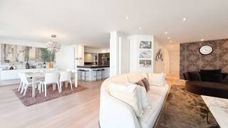 Uitzonderlijk ruim en hedendaags appartement van 163 m² op topligging – Dumortierlaan<br /><br />In een stijlvolle residentie (bouwjaar 2010) bevindt zich dit uitzonderlijke appartement met een bewoonbare oppervlakte van maar liefst 163 m². Gelegen op de prestigieuze Dumortierlaan, op wandelafstand van winkels, restaurants en het strand, combineert dit appartement ruimte, comfort en luxe in het hart van Knokke.<br /><br />Het appartement verwelkomt je via een inkomhal met vestiaire en gastentoilet. De lichtrijke leefruimte met open haard en een indrukwekkende gevelbreedte van 11 meter biedt een warme en elegante sfeer. De open eetruimte sluit aan op een volledig uitgeruste keuken met alle moderne comfort (met o.a. Falcon fornuis). Aan de voorzijde bevinden zich twee charmante terrasjes.<br />Aansluitend is er een praktische berging met aansluiting voor wasmachine en droogkast.<br /><br />De ruime master bedroom beschikt over tal van ingemaakte kasten, een aparte dressing en een luxueuze badkamer met ligbad, dubbele lavabo en toilet. De tweede slaapkamer heeft een knusse bureelhoek en biedt plaats voor zowel een dubbel bed als een stapelbed. Deze kamer heeft een eigen badkamer met lavabo en bad. De derde slaapkamer heeft toegang tot een aparte douchekamer met lavabo. Alle slaapkamers geven uit op het terras aan de achterzijde, waar automatische rolluiken voor extra comfort zorgen.<br /><br />Bij het appartement horen twee private kelders en twee fietshaken.