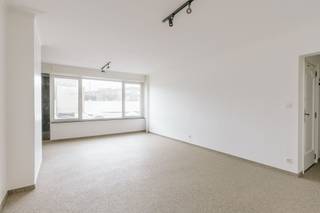 <p><strong>Wonen in de Portugezenwijk betekent rustig residentieel wonen met alles binnen handbereik. Op wandelafstand liggen Park Sorghvliedt en Schoonselhof voor extra groen; buurtwinkels, scholen en openbaar vervoer zijn dichtbij. Via de A12 en de Ring sta je snel in Antwerpen, zonder de drukte aan je voordeur.</strong></p><p><br /></p><p>Je komt binnen via de inkomhal – aansluitend een ruime woonkamer – moderne keuken met ingebouwde oven, inductiekookplaat, afwasmachine en veel kastruimte – twee slaapkamers met airco – moderne badkamer met dubbele lavabo en inloopdouche – achteraan een klein, onderhoudsvriendelijk koertje.</p><p><br /></p><p><strong>Extra troeven</strong></p><ul><li>Elektriciteit is conform</li><li>Garagebox (met zonnepanelen) mee aan te kopen: <strong>€ 30.000</strong></li></ul>