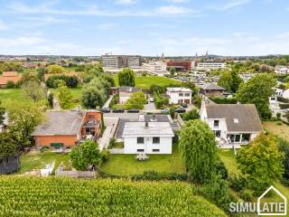 Ligging<br /><br />Deze ruime en verzorgde villa ligt op korte afstand van het Jan Yperman Ziekenhuis. U geniet hier van een vlotte bereikbaarheid, veel wooncomfort en een ruime oprit met plaats voor maar liefst 6 wagens.<br /><br />Bekijk zeker onze vastgoedvideo via deze link om een beter zicht te krijgen op de woning:<br />https://youtu.be/2e9K_ANNBBU<br /><br />Algemeen<br /><br />Deze comfortabele villa biedt veel ruimte, een lichtrijk interieur, 3 slaapkamers, een ruime garage en een aangename tuin met terras.<br /><br />Indeling<br />Gelijkvloers<br /><br />Via de inkomhal met apart gastentoilet bereikt u de ruime leefkeuken met centraal kookeiland. De keuken is uitgerust met een Boretti kookplaat, vaatwasser, heteluchtoven, microgolfoven, spoelbak, natuurstenen werkblad, koelkast en aparte diepvries. De lichtrijke leefruimte beschikt over een gezellige gashaard en airconditioning.<br /><br />Eerste verdieping<br /><br />Op de tussenverdieping vindt u de nachthal en 3 slaapkamers, elk voorzien van airconditioning. De badkamer beschikt over een ligbad, inloopdouche en lavabomeubel. Daarnaast is er een apart toilet.<br /><br />Kelder<br /><br />De benedenverdieping beschikt over een ruime garage, een droge kelder en een praktische berging. Zo heeft u voldoende ruimte voor uw wagen, fietsen en extra opslag.<br /><br />Tuin<br /><br />Vanuit de leefruimte heeft u rechtstreeks toegang tot het ruime terras en de tuin. Hier geniet u in alle rust van het buitenleven.<br /><br />Troeven van deze woning<br /><br />Ruime oprit met plaats voor 6 wagens<br />23 zonnepanelen (10.200 wp)<br />Asbestveilig<br />Airconditioning in de leefruimte en slaapkamers<br />Nieuwe PVC-ramen<br />Conforme elektrische installatie<br /><br />Heeft u interesse in deze ruime villa? Contacteer Frédéric via verkoop@partnersinvastgoed of 057/21.93.36 en plan uw bezoek ter plaatse!<br /><br />Wenst u uw eigen woning te verkopen? Vraag uw gratis schatting aan bij Partners in Vastgoed. Wij staan klaar om u persoonlijk en professioneel te begeleiden.
