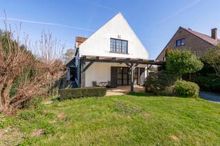 <p><strong>*** À VENDRE *** </strong>Petit-Enghien – Villa 4 chambres de 211 m² habitables, située en quartier résidentiel calme sur une parcelle d’environ 12 ares.<br /><br />Le rez-de-chaussée comprend un hall d’entrée avec vestiaire, un séjour lumineux de ± 50 m², une cuisine attenante de ± 15 m² équipée (four, lave-vaisselle, hotte avec extraction), une chambre de plus de 12 m² ainsi qu’un WC séparé.<br /><br />À l’étage : un hall de nuit desservant trois chambres (± 27 m², 19 m² et 15 m²), une salle de bains, un WC séparé ainsi qu’un grenier aménageable offrant un espace de rangement supplémentaire.<br /><br />Confort : PEB D (n°20250806001193), jardin orienté Sud-Ouest de plus de 7 ares, grande terrasse de ± 77 m², abri de jardin, garage avec porte sectionnelle électrique, carport et plusieurs emplacements de parking extérieurs. Chauffage mazout (cuve 1500 L), châssis bois double vitrage, système d’alarme, volets.<br /><br />Prix : F.O. àpd 450.000 € (sous réserve d’acceptation du propriétaire)<br />Contact : tubize@weinvest.be - 02.355.42.20 ou Taylor au 0494.28.38.88</p>