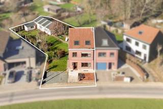 <p>Bent u op zoek naar een ruime eengezinswoning op een rustige, landelijke locatie in Dilbeek? Dan stellen wij u graag deze woning voor met een bewoonbare oppervlakte van 214 m².Gelegen in de Wolsemstraat geniet deze woning van een uitstekende bereikbaarheid naar scholen, openbaar vervoer, winkels en het centrum van zowel Dilbeek als Ternat.<br />Kortom: de ideale woonomgeving voor wie wil genieten van rust, ruimte en een vlotte bereikbaarheid.<br /><br /><span>Indeling<br /></span><br />De charmante woning verwelkomt ons via een ruime inkomhal met apart gastentoilet, die ons leidt naar het hart van de woning: de royale leefkeuken. Hoewel de keuken aan vernieuwing toe is, biedt deze dankzij haar ruime oppervlakte bijzonder veel potentieel en een mooi zicht op de verzorgde tuin. Aansluitend bevindt zich de lichtrijke woonkamer, die geniet van een aangename natuurlijke lichtinval dankzij de grote raampartijen en het gedeeltelijk glazen plafond.<br /><br />Op de eerste verdieping vinden we twee slaapkamers (17 m² en 12 m²), een bureauruimte (5 m²) en een volledig vernieuwde badkamer uitgerust met douche en toilet. De tweede verdieping beschikt over twee ruime slaapkamers (beide 19 m²) met mezzanine, evenals een tweede badkamer voorzien van bad en toilet.<br /><br />Verder beschikt de woning over een kelder, een oprit met plaats voor twee wagens en een praktische berging.<br /><br /><strong>Extra troef - </strong>De absolute meerwaarde van deze eigendom is zonder twijfel de achterliggende loods/opslagruimte van maar liefst 75 m², voorzien van een volledig vernieuwd dak. Ideaal voor zelfstandigen of voor wie wonen en werken graag combineert.<br /><br />Kom langs en ontdek zelf het enorme potentieel van deze woning!<br /><strong>info@impromove.be - 02 887 80 56</strong></p>
