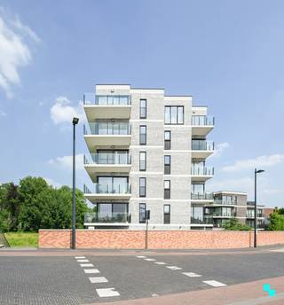 Ontdek dit prachtige penthouse op de vijfde verdieping van residentie 'Ingelgoed' in hartje Ingelmunster. Met drie slaapkamers, een ruime lichtrijke leefruimte en een open keuken biedt dit penthouse een oase van rust, terwijl je toch dichtbij alle voorzieningen bent. Laat je betoveren door de maatwerk afwerking en het open gevoel dat dit unieke vastgoed uitstraalt. Dankzij de gunstige ligging, is de woning gelegen vlakbij het station van Ingelmunster, talloze scholen, supermarkten en bevindt het zich op minder dan 1 km van de Ringlaan (N50) en de markt van Ingelmunster. <strong>Mogelijkheid tot aankoop 6% BTW - mits voldaan aan de voorwaarden (beperkt in de tijd). </strong>Volgende indeling: inkomhal, volledig geïnstalleerde open keuken, lichtrijke leefruimte met maatmeubilair, bergruimte, nachthal, apart toilet, drie slaapkamers waarvan twee met een badkamer met meubel en inloopdouche. Via de leefruimte is er toegang tot de twee zuidwest gerichte terrassen. Deze genieten samen van een oppervlakte van 20,81 m². Via het jaagpad bereiken we het wandel - en fietspad langs de vaart. Kortom groen gelegen maar toch genietend van een uitstekende bereikbaarheid (station), toegang tot het centrum én het openbaar vervoer. CV op aardgas | Vloerverwarming | Dubbele beglazing (PVC) | Maatmeubilair, zonverduistering, verlichtingsarmaturen, gordijnen en schilderwerk inbegrepen. Margot organiseert voor deze penthouse bezoeken ter plaatse, mits het maken van een afspraak via 051 67 67 57.