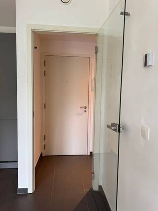 Gemeubeld appartement te huur – Woluwe-Saint-Lambert<br /><br />Ontdek dit prachtige appartement, ideaal gelegen aan de Marcel Thirylaan in Woluwe-Saint-Lambert. Dankzij de uitstekende ligging bevindt u zich op wandelafstand van winkels zoals Galerie Cora en Proxy Delhaize, diverse schoonheidszaken, de Europese School van Woluwe en verschillende busverbindingen (lijnen 45 en 79). Bovendien bereikt u het metrostation Roodebeek in slechts vijf minuten.<br /><br />Het appartement werd oorspronkelijk ingericht voor eigen gebruik en is afgewerkt met kwalitatieve materialen en oog voor detail. Hierdoor geniet u van een hoog wooncomfort in een stijlvolle en moderne omgeving.<br /><br />De lichtrijke leefruimte sluit naadloos aan op de volledig ingerichte open keuken, die voorzien is van een vaatwasser, koelkast, diepvriezer en een inductiekookplaat. Verder beschikt het appartement over een aparte toiletruimte, een praktische berging met wasmachine en droogkast, een comfortabele badkamer en een ruime slaapkamer met een bed, nachtkastjes en een grote kleerkast. Daarnaast is er zowel in de slaapkamer als in de inkomhal voldoende kastruimte voorzien.<br /><br />Het appartement wordt gemeubeld verhuurd en is onmiddellijk instapklaar.<br /><br />Huurprijs €1.200/maand + €200 algemene kosten en inclusief forfait voor warm water en verwarming. Mogelijkheid tot het huren van een ondergrondse staanplaats voor €110 per maand.