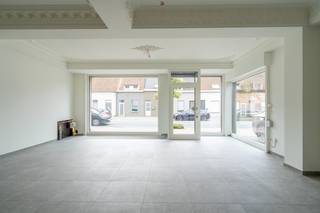 Ben je op zoek naar een multifunctionele handelsruimte? Geschikt als kantoor, toonzaal of praktijkruimte?Inclusief een werkplaats/magazijn van 160 m²...