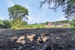 Te renoveren hoeve op een unieke locatie met groen verzicht in Zandbergen.Deze witgekalkte hoeve (282m²) met bijhorende schuur (171m²) uit de 19de...