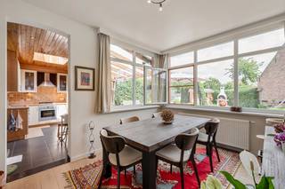 <strong>TE KOOP – Nijlen | Broechemsesteenweg 141</strong><br /><br /><strong>Charmante gezinswoning op een perceel van 426 m².</strong><br /><br />Op zoek naar een ruime woning met veel potentieel op een gunstige ligging?<br />Dan is deze charmante woning in Nijlen beslist een bezoek waard!<br /><br />De woning beschikt op het gelijkvloers over een gezellige woonkamer, een keuken, een eetkamer, een praktische berging, een apart gastentoilet, een badkamer, twee volwaardige slaapkamers en een handige fietsberging.<br />Op de verdieping bevindt zich een zeer ruime slaapkamer en een grote zolder die perfect kan worden ingericht als extra slaapkamer, hobbyruimte of bureau.<br />Buiten geniet u van een aangenaam terras, een mooie tuin en een praktische tuinberging.<br /><br /><strong>Troeven</strong><br />✔ Perceel van 426 m²<br />✔ 3 slaapkamers + mogelijkheid tot een 4de slaapkamer<br />✔ Zonnepanelen voor een lagere energiefactuur<br />✔ Centrale verwarming op aardgas (ketel vernieuwd in 2024)<br />✔ Gezellige tuin met terras en tuinberging<br /><br /><strong>Ontdek deze woning online</strong><br />Bekijk de interactieve grondplannen, foto's en alle informatie op onze website.<br />🌐 www.wijns.be<br /><br /><strong>Interesse?</strong><br />Contacteer ons vrijblijvend voor meer informatie of plan meteen uw bezoek.<br />📞 0473 33 33 33<br />✉️ philip@wijns.be