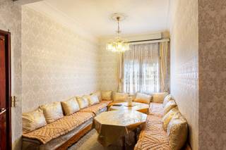 De woning is ideaal gelegen in Hoboken, vlakbij de grens met Wilrijk, op slechts een steenworp van het centrum van Hoboken. Alle voorzieningen zijn op wandelafstand: winkels, shopping ‘Den Tir’, de Abdijstraat met haar talrijke winkels, scholen, parken en ontspanning. Het openbaar vervoer is eveneens een grote troef van deze locatie. Vlakbij de woning bevinden zich tram- en bushaltes, zodat je snel in het centrum van Antwerpen. Daarnaast biedt de ligging uitstekende verbindingen met belangrijke invalswegen en autosnelwegen, wat zorgt voor vlotte bereikbaarheid. De woning heeft een opfrisbeurt nodig en biedt op het gelijkvloers een inkomhal, een ruime woonkamer, eetkamer, een grote keuken met aangrenzende bijkeuken, een badkamer, 2 WC's en een wasplaats/berging. Daarnaast is er een groot zonneterras, perfect om van de buitenlucht te genieten. Het terras is zowel vanuit de woning als via de garage bereikbaar, wat het bijzonder praktisch maakt voor het stallen van fietsen en het lossen van boodschappen. De garage heeft een sectionale poort en biedt ruimte voor 3 auto's.<br />Op de 1ste verdieping bevinden zich 4 slaapkamers, 2 badkamers en 2 WC’s. <br />De 2de verdieping bestaat uit drie ruime slaapkamers, een woonkamer en een apart toilet. Via het zolderluik is de zolderverdieping bereikbaar, waar extra kamers gecreëerd kunnen worden. <br />Bovendien beschikt de woning over 2 kelders. Een woning met enorm veel potentieel!<br />Voor meer info bel ons op 03 233 33 00 of mail ons via info@walls.be.