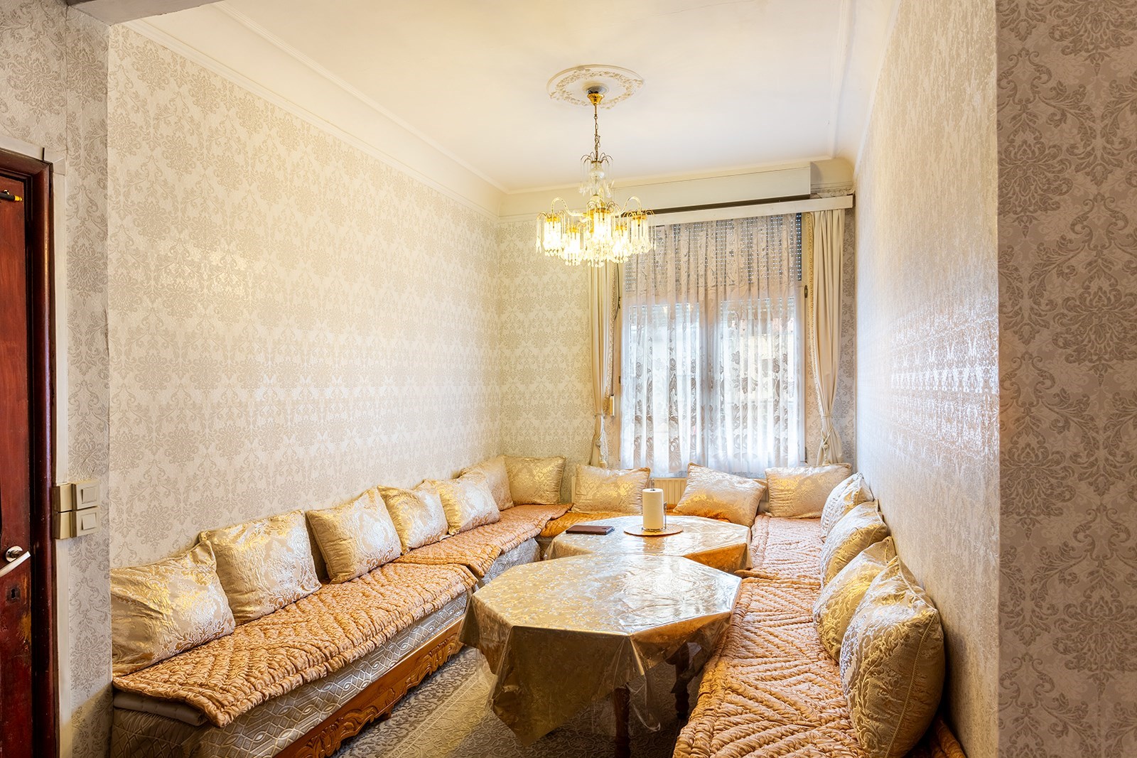 Op te frissen ruime woning met 7 slpk,3 badkamers,terras en garage - foto 3