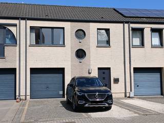 Gezinswoning van 159 m² met 3 slaapkamers - 2 aparte toiletten - ruime woonkamer met zicht op tuin - moderne halfopen keuken (gasfornuis -...