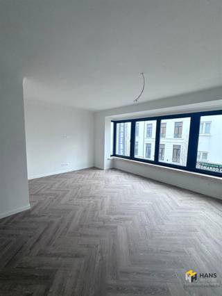 We enter the residence and enter a spacious living space of 34m² at the front of the apartment. Adjacent to the living space is the central...