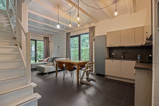 Cette luxueuse maison de vacances couvre environ 131 m² et est située sur un terrain de 348 m². Depuis le hall d'entrée, vous entrez dans l'espace...