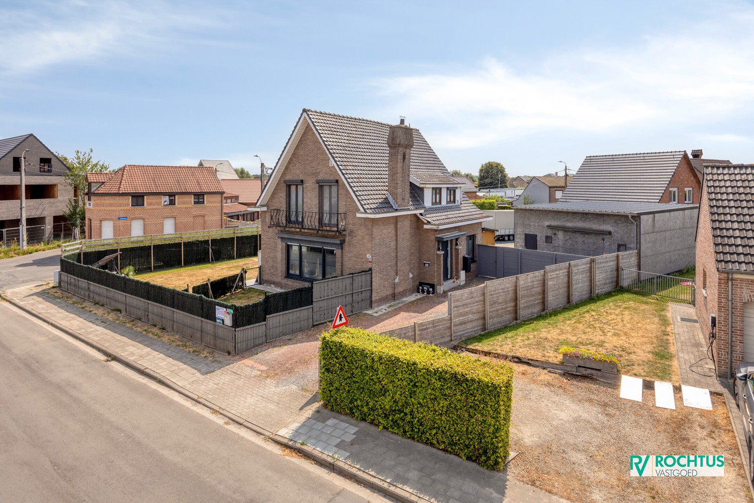 Instapklare open bebouwing met 5 slaapkamers en 2 ruime garages - photo 4