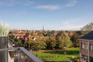 Cet appartement en duplex récemment terminé est idéalement situé près de l'Alfred Verweeplein et de la Lippenslaan de Knokke.Le rez-de-chaussée...