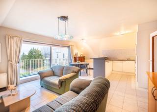 ZONNIG appartement te koop met twee slaapkamers en parkeerplaats in Koksijde.<br /><br />Dit interessante pand bevindt in de Burgondiëstraat, een zeer rustige ligging met een vrij open en groen zicht. Daarnaast kan u vanop het zuidgericht terras volop genieten van de zon en is de zee op wandelafstand te bereiken. Kortom een ideale uitvalsbasis voor een tweede verblijf aan de Westkust. <br /><br />Het appartement werd als volgt ingedeeld: inkomhal met vestiairemogelijkheid | uitgeruste keuken | lichtrijke leefruimte met toegang tot het zonnig terras | twee slaapkamers | badkamer met douche en lavabo | afzonderlijk toilet.<br /><br />Er is een private parkeerplaats inbegrepen die heel vlot toegankelijk is. Het gebouw voorziet ook een privatieve kelder en gemeenschappelijke fietsenberging.<br /><br />Er is GEEN lift aanwezig in de residentie.<br /><br />Bent u op zoek naar een gezellige "pied à terre" met alle nodige voorzieningen te Koksijde? Aarzel dan niet en contacteer ons voor een bezoek.<br /> 