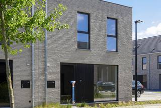 Deze instapklare nieuwbouwwoning is gelegen in een nieuw woonproject in het centrum van Beveren-Leie, meer bepaald op de site Vanmarcke tussen de Sint-Jansstraat en de Grote en Kleine Heerweg. Rustig gelegen en voldoende groene ruimte aanwezig. Goede mobiliteit met winkels, scholen en ontspanningsmogelijkheden vlakbij.<br /><br />Deze woning (lot 30) is een halfopen woning die volledig afgewerkt aangeboden wordt. <strong>De keuken mag je zelf nog kiezen!</strong> <br />Gelijkvloers : inkom, wc, ruime living, open keuken met eiland, berging.<br />1ste verdiep : 1 grote slaapkamers voor de ouders, 2 kinderkamers, aparte wc, badkamer ingericht met ruime inloopdouche en badkamermeubel met dubbele lavabo, technische ruimte.<br /><br />🏡 Grote tuin met goeie oriëntatie die tevens toegankelijk is via de achterkant. <br />🚗 Parkeerplaats inbegrepen.<br />✅ Bespaar fors op je energiefactuur, dankzij het doorgedreven isolatiepakket, warmtepomp met vloerverwarming, ventilatiesysteem D en zonnepanelen.<br /><strong>Bovendien geniet je van een vrijstelling van onroerende voorheffing gedurende 5 jaar! </strong><br /><br />Bij Durabrik ben je zeker van een vaste prijs. Geen budgettaire verrassingen dus bij de aankoop. <br /><br />📱09 280 60 60<br />📧 info@durabrik.be<br />Prijs excl. btw en kosten.<br /><br />*afbeeldingen en oppervlaktes zijn indicatief