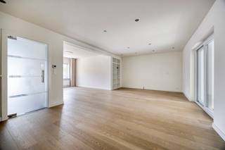 Ben jij op zoek naar een energiezuinige woning op goede locatie met 3 slaapkamers en conforme elektriciteit? <br />Deze woning vlakbij het centrum van Lede geeft je een instapklare woning van 225m² bewoonbaar met parkeergelegenheid en een ruim terras en tuin. <br /><br />Indeling: <br />Gelijkvloerse verdieping: <br />- Inkomhal met gastentoilet<br />- lichtrijke leefruimte <br />- Uitgeruste keuken <br />- Veranda met zicht op de tuin <br />- Berging met wasplaats<br /><br />Eerste verdieping: <br />- Nachthal met berging <br />- 2 ruime slaapkamers <br />- Badkamer met bad, inloopdouche dubbele lavabo en toilet<br /><br />Zolderverdieping: <br />- Ruime slaapkamer die eventueel op te delen is naar 2 slaapkamers<br /><br />Troeven: <br />- EPC B <br />- Elektriciteit = conform<br />- Oprit voor 2 wagens <br />- Fietsenberging vooraan de woning <br />- Aangelegd met ruime tuin<br />- Gordijnen op maat<br />- SMEG-toestellen in keuken<br />- Kelder aanpalend aan de keuken<br /><br />Ben jij nu op zoek naar woning die afgewerkt werd met hoogwaardige materialen?<br />Plan vandaag nog je bezoek.<br /><br />Meer informatie of een bezoek aanvragen?<br />Schrijf u in via de link ( https://albert.immo/listing/7792229 ) of neem rechtstreeks contact op met Robbe via robbe.van.der.cammen@albert.immo of 0498 26 28 49.