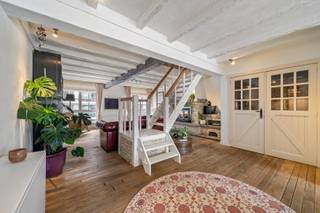 Oostende-Mariakerke, uiterst charmant en sfeervol ruim duplexappartement met uitzonderlijk groot zonneterras (130m²). Ideaal gelegen op...