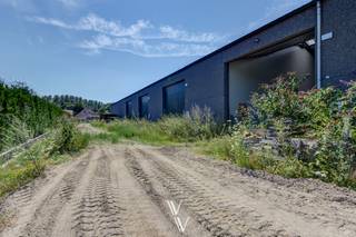 Deze KMO-units zijn gelegen in Viersel, op een volledig afgesloten en beveiligd terrein. De units worden volledig afgewerkt opgeleverd en...